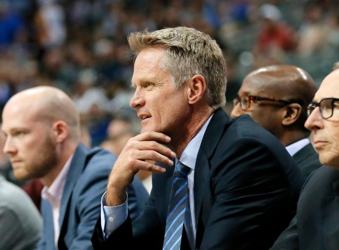 ▲金州勇士總教練柯爾（Steve Kerr）針對明尼阿波利斯發生的聯邦探員槍殺平民事件發表看法，神情凝重地呼籲停止社會對立，並支持NBA延賽決定。（圖／美聯社／達志影像）