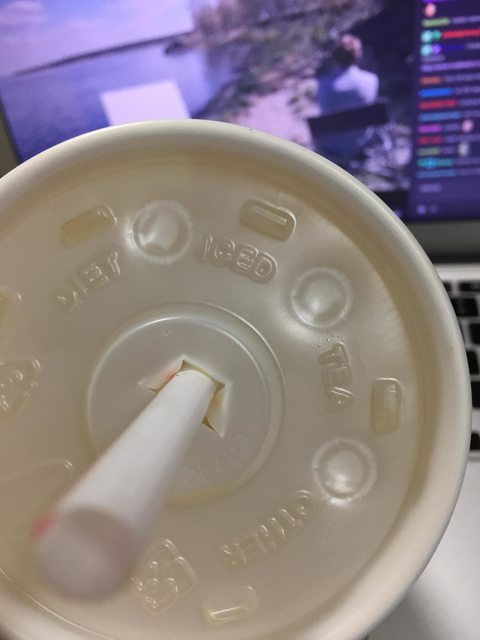 ▲麥當勞飲料杯蓋圓凸設計，原來有這用處。（圖／翻攝自批踢踢）