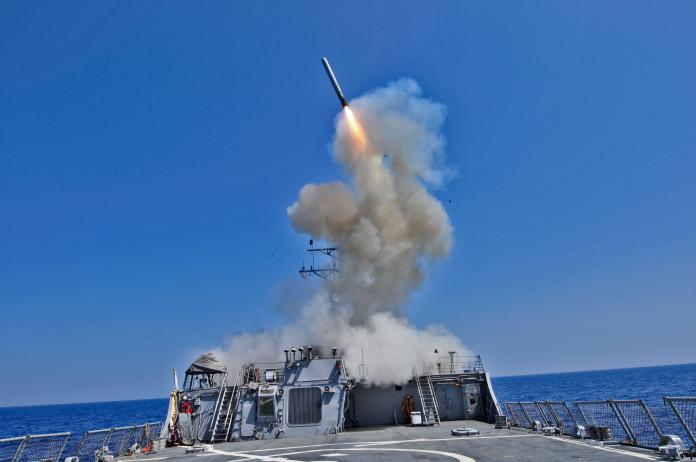 ▲為了懲罰敘利亞政府軍用化武攻擊平民,美軍7日發射約50枚戰斧巡弋飛彈攻擊敘利亞軍事目標。(圖/美國國防部.2017.4.7)