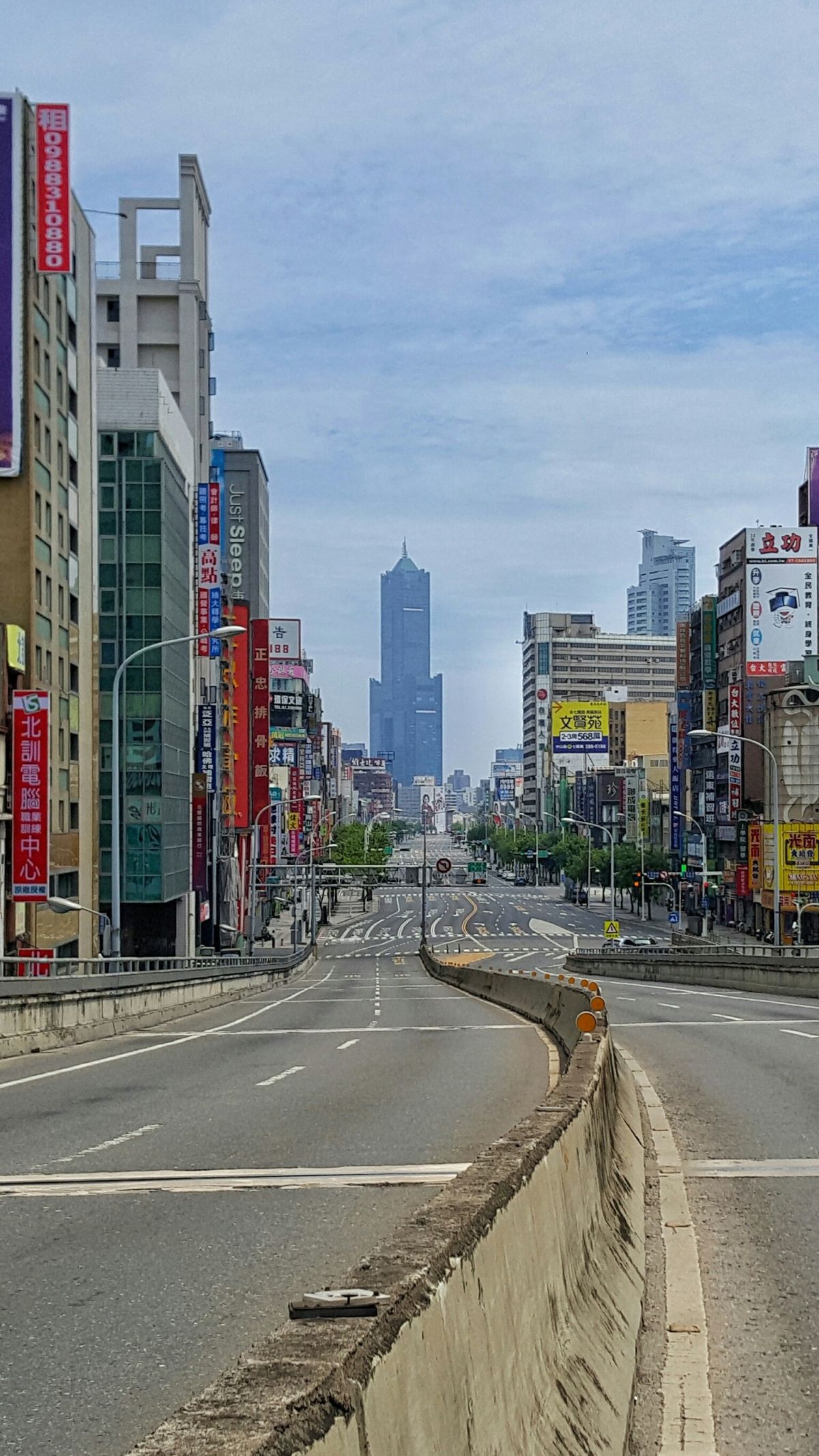 ▲萬安40號演習今天下午1點半在南台灣展開，高雄市區暫時無人車通行，演習順利。（圖／民眾陳佩琪提供，2017.5.11）