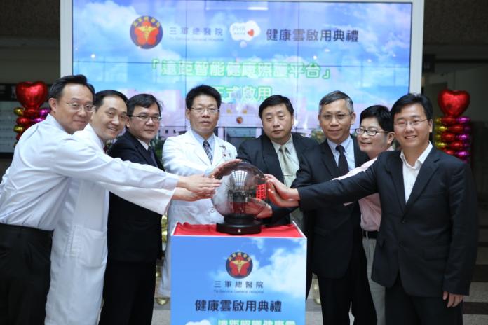 ▲左起三總醫院徐建業教授、三總醫院戴念梓主任、中華電信林昭陽副總，三總醫院院長林石化醫師、三總醫院蔡文正主任、衛福部許明暉主任、魏聰佑醫師、遠東醫電科技總經理鄧俊男，共同啟動健康雲服務。（圖／遠東醫電提供）