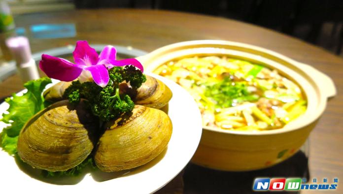 ▲款待餐廳特色手路菜「帝王螺肉蒜魷鍋」，選用雲林養殖3年以上的紅樹蜆，提高鮮美度。（圖／記者彭媁琳攝,2017.05.10）