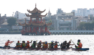 划龍舟要掌握「一同四要」的訣竅，專家說槳入水要長、後划速度要快、出水要俐落、回槳要切風才能創佳績。（體育處提供）中央社記者王淑芬傳真  106年5月10日
