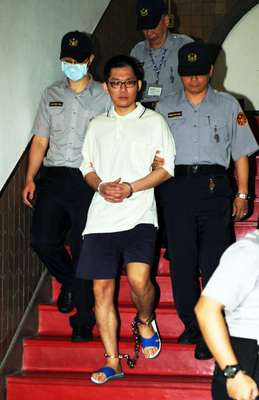 北投女童割喉案被告龔重安（前中）一審遭判無期徒刑，台灣高等法院9日宣判仍判無期徒刑，龔重安提訊到庭聆聽宣判後還押。中央社記者施宗暉攝  106年5月9日