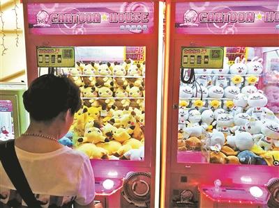 目前北京市面上已有1.4萬台抓娃娃機。