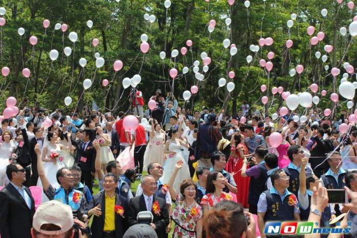 ▲苗栗桐花婚禮今天在西湖渡假村浪漫登場，大陸台灣共66對新人在白雪桐花見證下相守一生，圖為彩色氣球，緩緩升空，愛在兩岸，永遠留傳。（圖／記者黃進恭攝，2017.5.7）