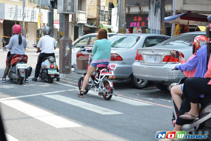 ▲來台灣工作之外籍勞工日益增加，隨處可看到外籍騎乘各式電動車「趴趴走」，相關單位不宜忽視。（圖／記者陳雅芳攝，2017.5.7）
