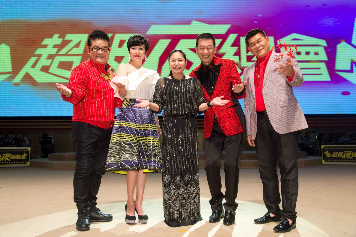 ▲《超級夜總會》三度攻蛋，左起許效舜、苗可麗 、夏川里美、蔡小虎、澎恰恰。（圖／三立，2017.05.07）