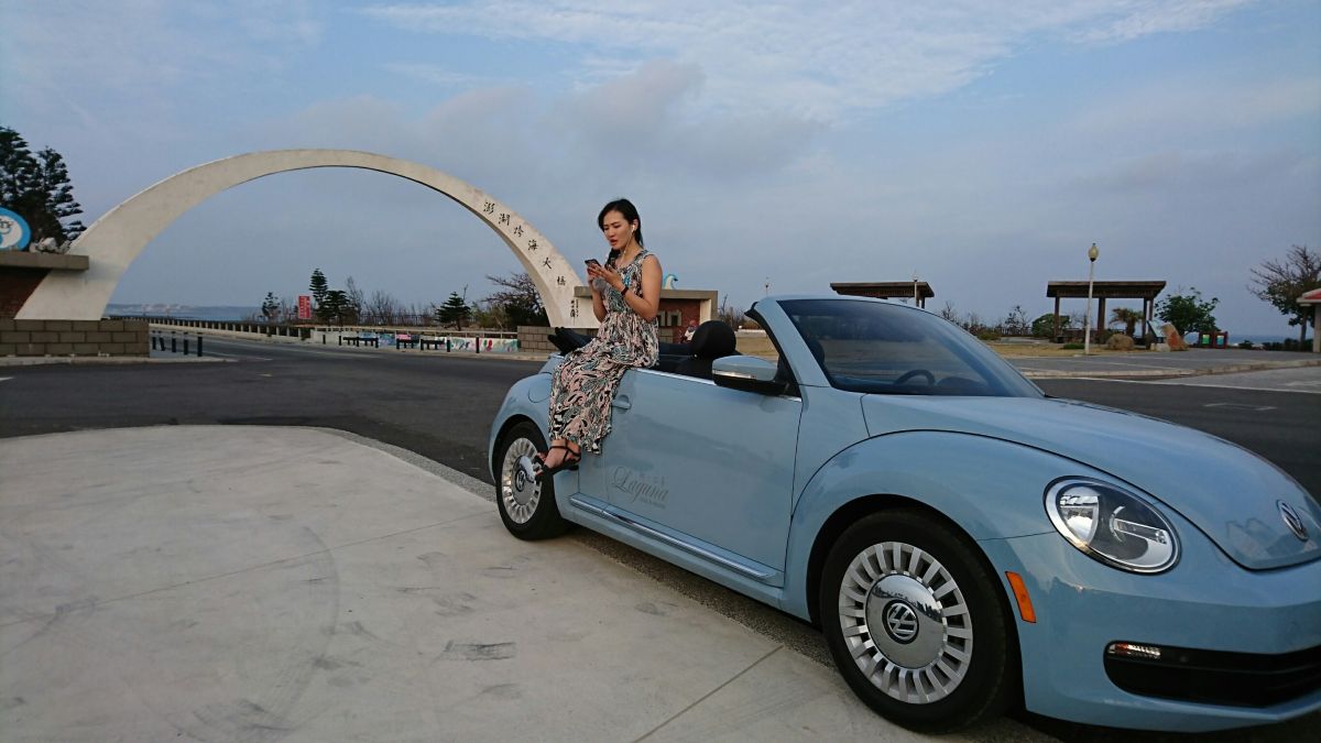 ▲網紅黃小菲開著澎湖「那。故事 水岸莊園」遊澎湖跨海大橋。（圖／徐偉珍攝影）