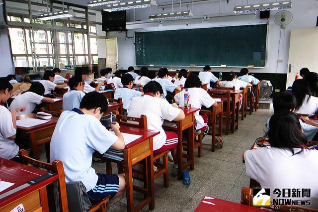 ▲台北市一考生因患有「選擇性緘默症」無法於指定試場應考，最終被安排於母校穿堂考試。（考試示意圖／翻攝自flickr）