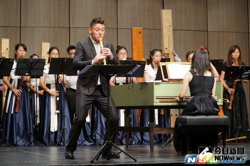 ▲來自瑞士的知名演奏家莫里斯．史蒂格，木笛演奏充滿舞台魅力。（圖／新竹縣政府提供，2017.5.17）