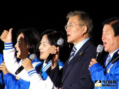南韓在野共同民主黨總統候選人文在寅（右2）8日晚在首爾光化門廣場為大選最後衝刺，與黨魁秋美愛（左2）、競選總部委員長朴映宣（左1）等齊唱南韓國歌。中央社記者姜遠珍首爾攝  106年5月8日