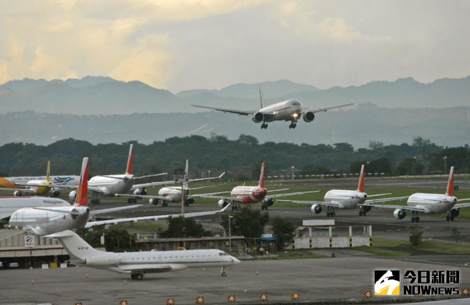 ▲馬尼拉機場修補跑道坑洞，逾20個航班遭影響。（圖／翻攝自菲律賓媒體《ABS-CBN》）