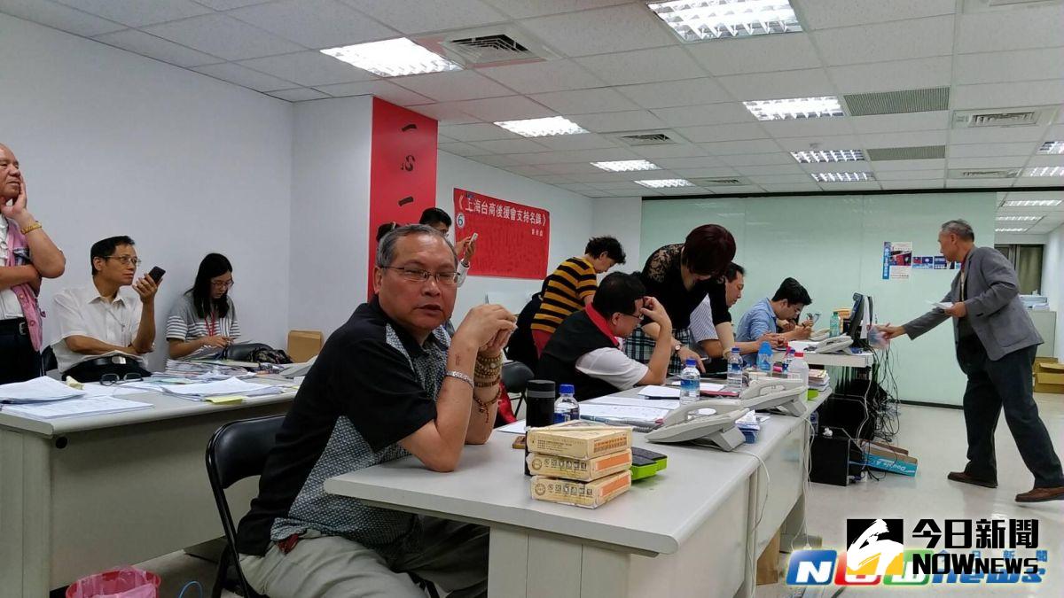 ▲吳敦義競選辦公室工作人員正在努力計票。（圖／ 記者戴祺修攝,2017.05.20）