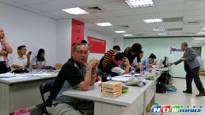 ▲吳敦義競選辦公室工作人員正在努力計票。（圖／ 記者戴祺修攝,2017.05.20）
