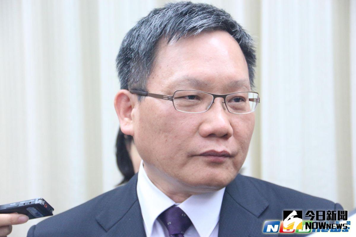 ▲財政部政務次長蘇建榮表示，過去台新金曾4次要強行合併彰銀，而彰化銀行是所有納稅人的資產，財政部會維護全民權益。（圖／記者林昱均攝,2017.05.17）