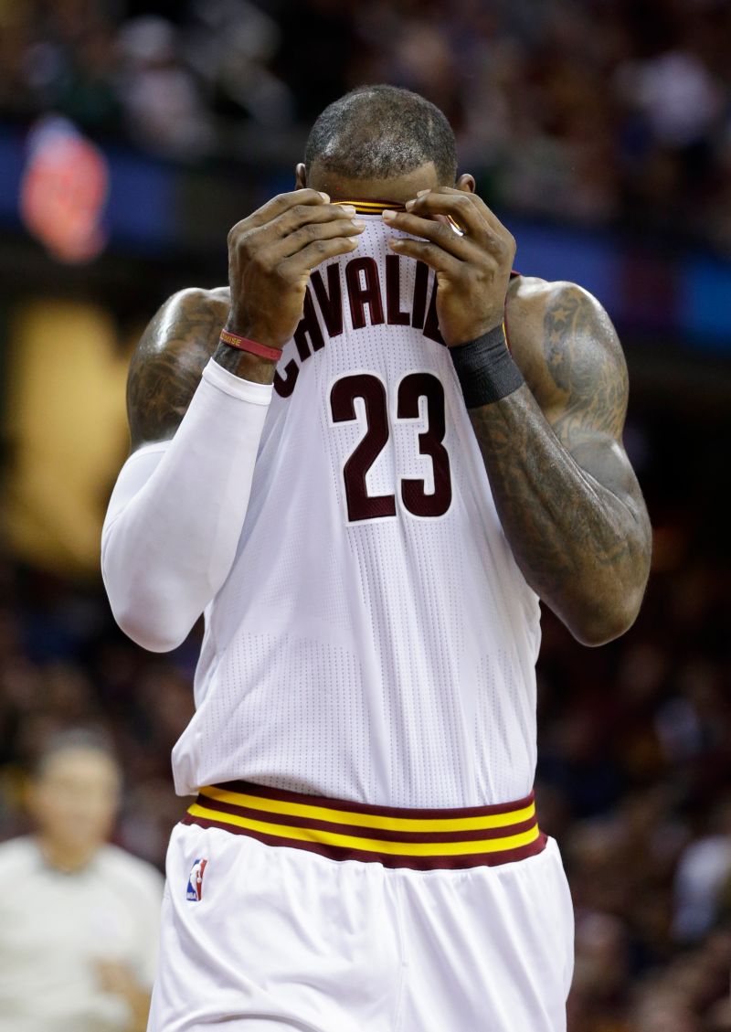 ▲詹皇第3戰真的是龍體欠安，感冒了。（圖／美聯社／達志影像）