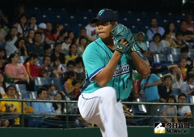 中職富邦悍將隊與中信兄弟隊14日交手，悍將隊林哲瑄7局平手時敲出關鍵安打，送回球隊致勝分，悍將終場以3比2獲勝，中止與兄弟對戰6連不勝。救援投手倪福德（圖）8局上登板，化解滿壘危機，主投1.2局無失分，守住球隊勝利。中央社記者張新偉攝　106年5月14日