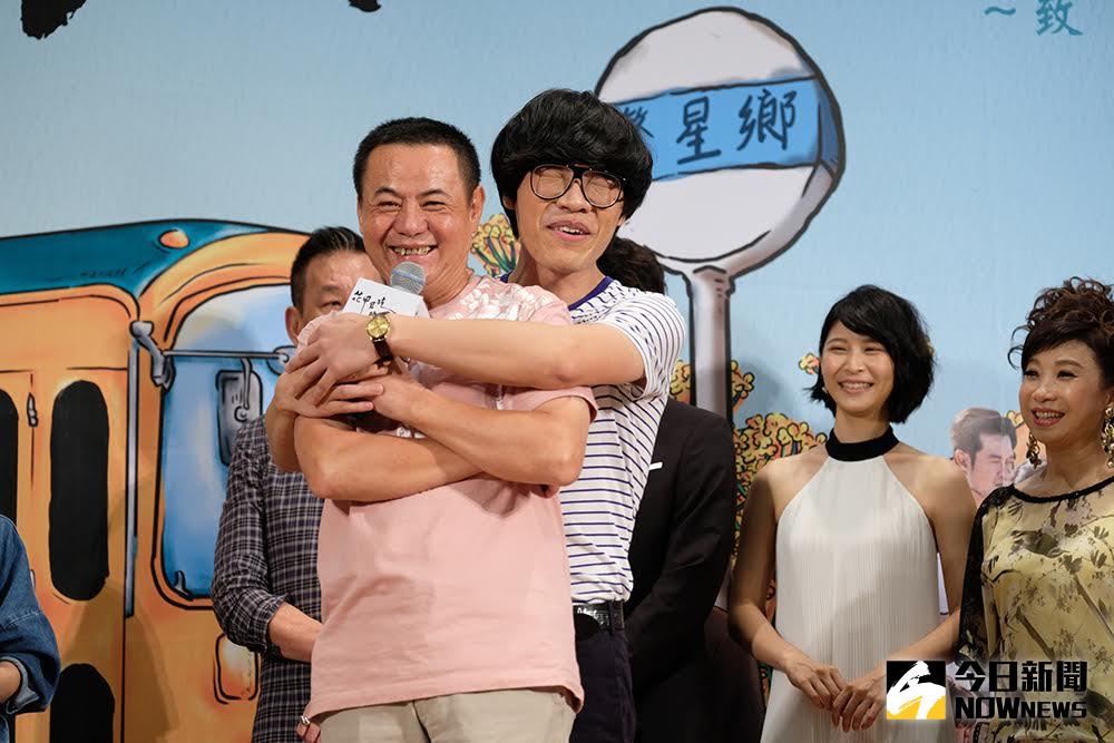 ▲盧廣仲（後）在《花甲男孩轉大人》首映會上擁抱蔡振南。（圖／好風光提供，2017.05.25）