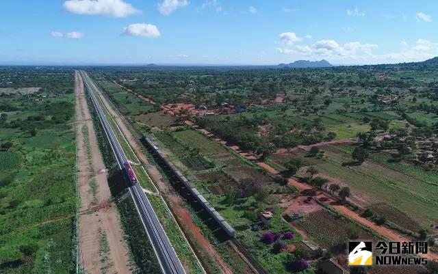 正在蒙內鐵路上調試的列車頭（左）和百年前修建的米軌鐵路上的火車不期而遇。