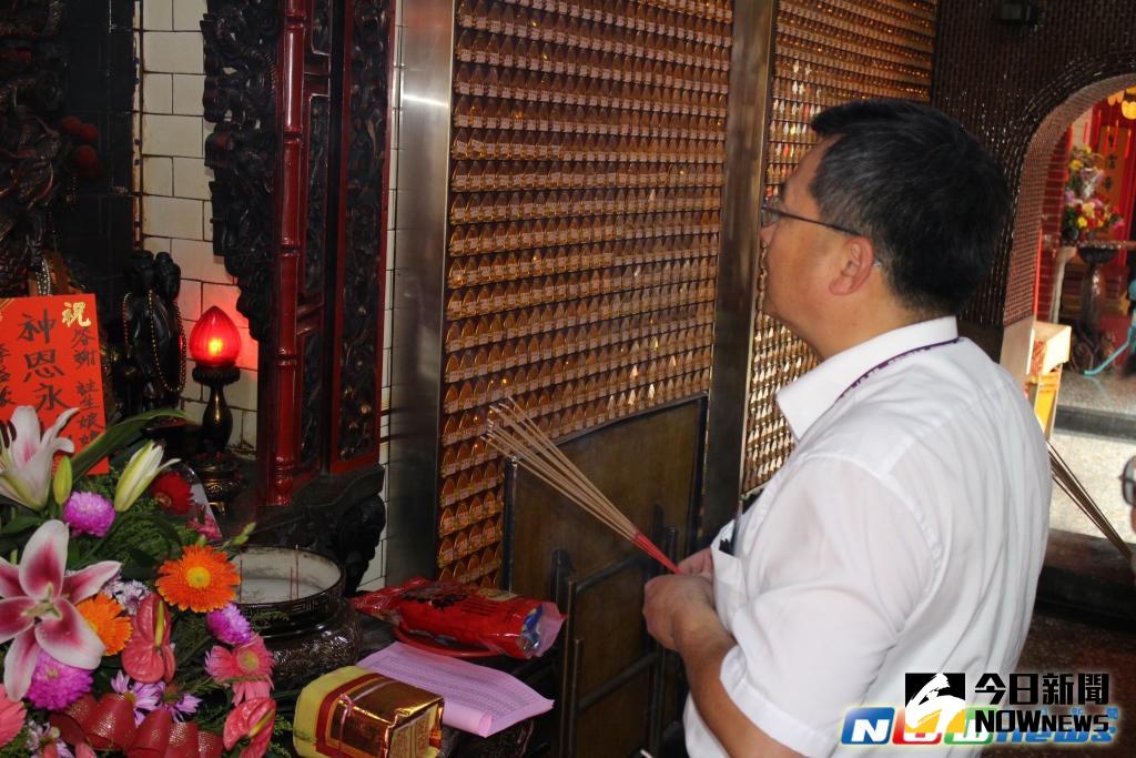 ▲戶政事務所主任葉仁進攜帶「發送金鏟子登記簿」前往乾德宮上香，祈求神明保佑名單上夫妻能順利「做人成功」。（圖／記者陳雅芳攝，2017.5.8）