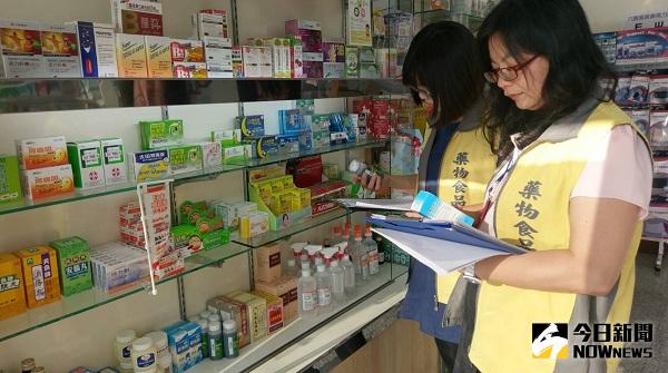 ▲嘉義縣衞生局啟動機制，要求天良所屬諾克治痛感冒液違法重貼新標籤產品下架回收。（圖／嘉義縣政府提供，2017.05.25）