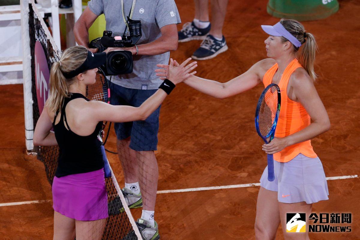 ▲Sharapova(右)賽後與Bouchard(左)禮貌性握手（圖／美聯社／達志影像）
