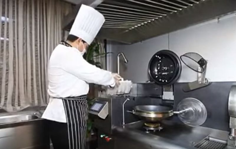 ▲德國近期研發出一台「做菜神器」，10分鐘就能做出6道菜，中式餐點也難不倒它，效率是人工的40至60倍。（圖／翻攝自YouTube）
