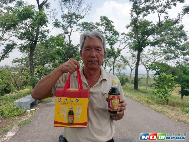 ▲林文龍傳承阿嬤的作法，選用有酸甘甜味的台農3號土鳳梨來製作最美味的豆醬汁。（圖／記者陳宗傑攝,2017.5.17）