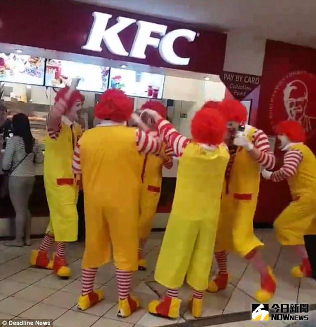 ▲麥當勞叔叔闖入肯德基，大聲咆哮鬧場。（圖／翻攝自dailymail）