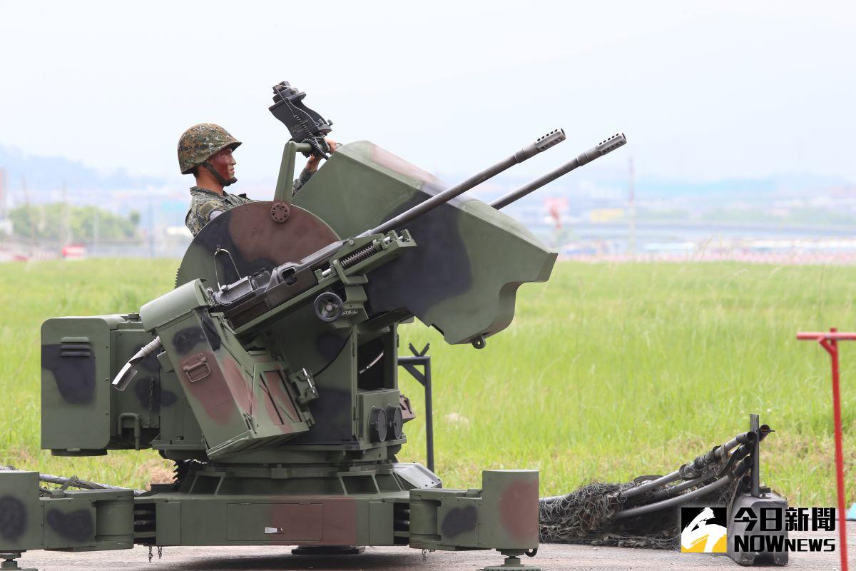 ▲為驗證敵機來襲，防砲部隊應處做為，空軍防砲官兵24日在漢光33號演習實兵操演中，運用20機砲對空警戒。（圖／軍聞社）