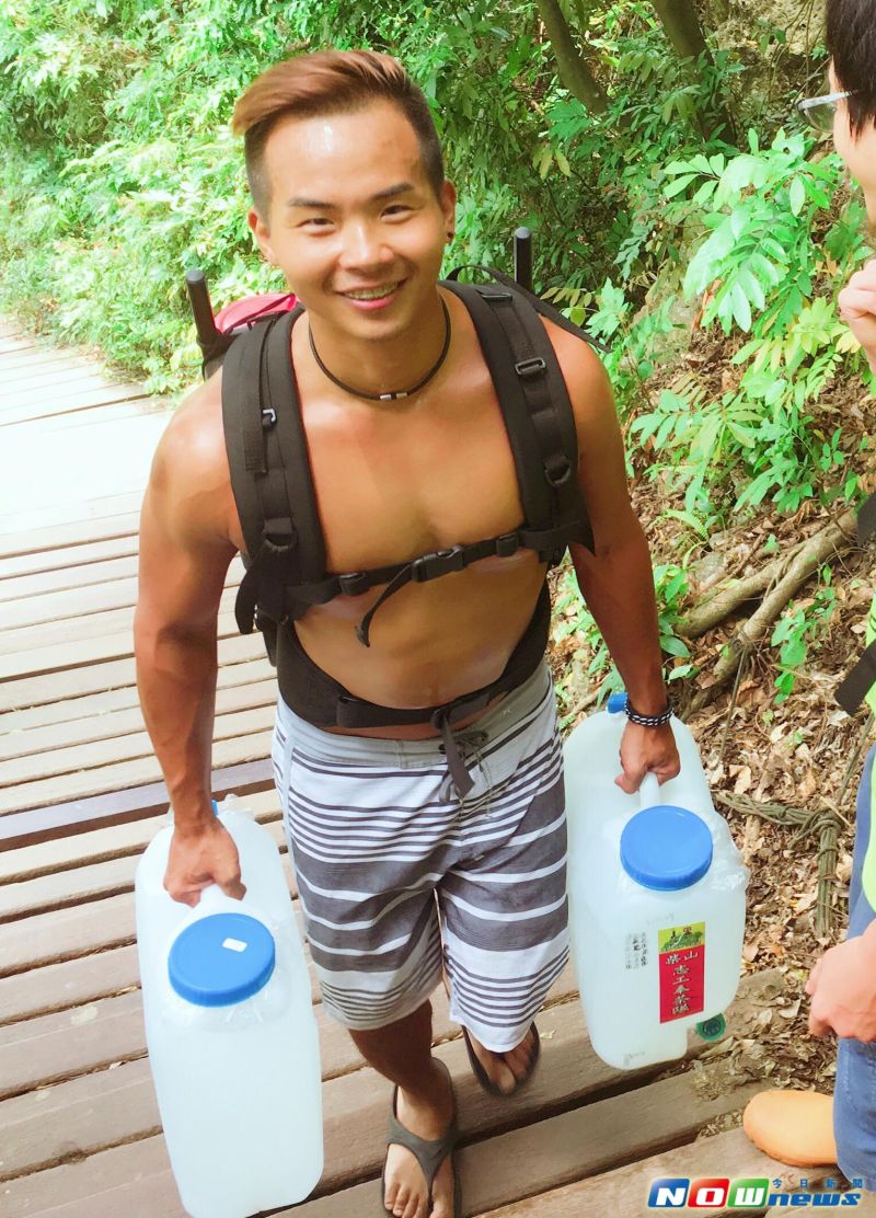 ▲【背水奉茶】負重運動，不僅能強身健體，也能結交更多山友。（圖／記者宋德威攝，2017.5.1）