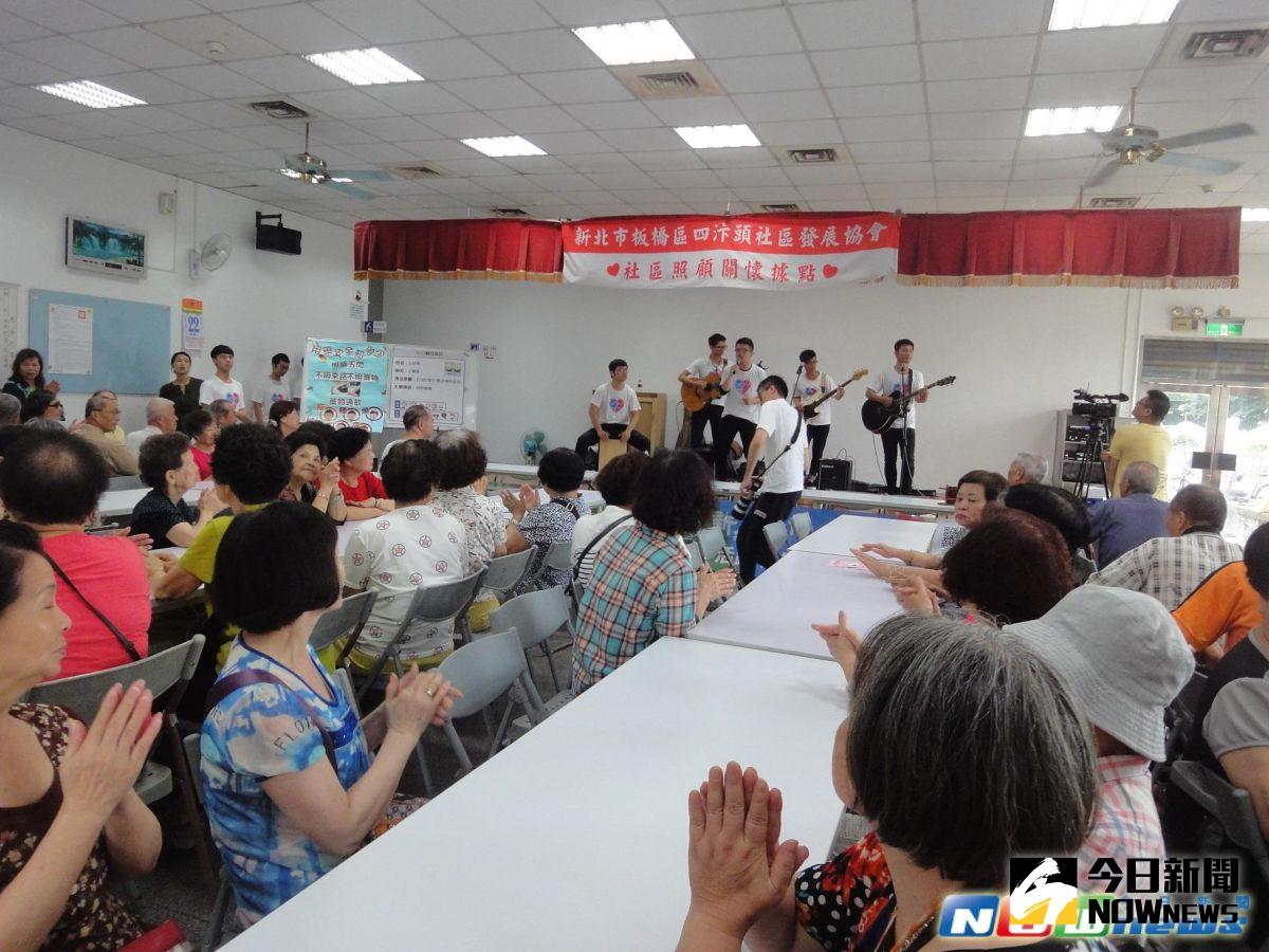 ▲板橋區公所今日也特別邀請新北市替代役役男的公益表演團體「旺年天團｣，來為長者表演。（圖／板橋區公所提供，2017.5.22）