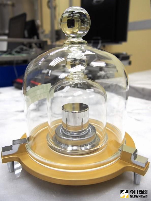 ▲國際對「公斤」的度量衡檢測方式將改變，工研院保存的鉑依公斤原器也將走入歷史。（圖／工研院提供）