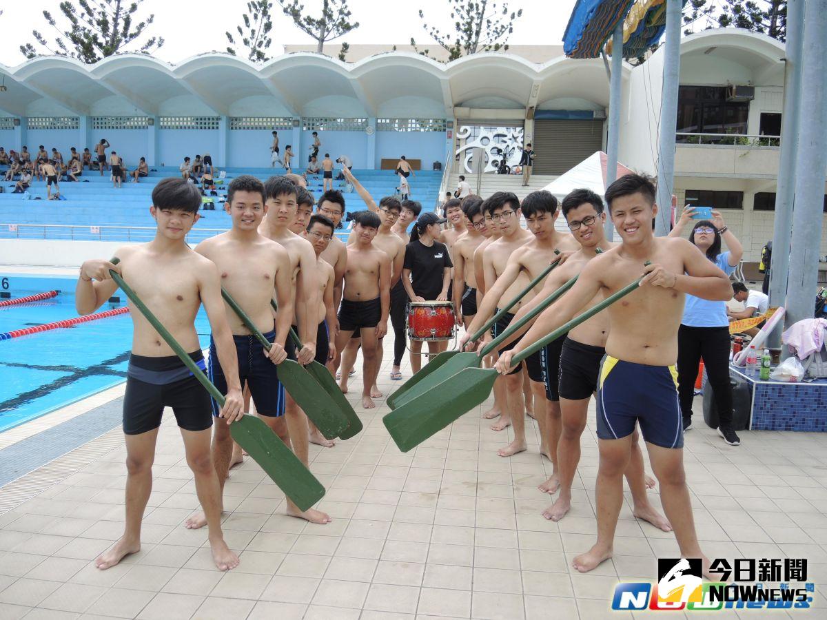 ▲建國科技大學25位國際交換學生，在縣立健興游泳池練划槳，團隊有信心奪下國際組冠軍。（圖／記者陳雅芳攝，2017.5.26）