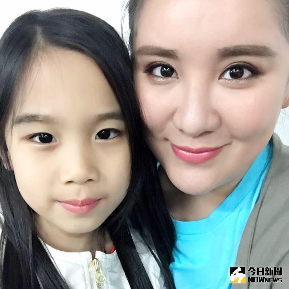 ▲小禎（右）非常喜歡小孩，與女兒感情甚篤。（圖／翻攝自胡小禎臉書，2017.05.24）