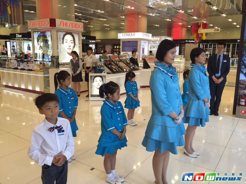 ▲中友百貨舉辦的萌萌職人體驗營，小朋友穿上制服化身小職人，有模有樣。（圖／（中友百貨提供2017.5.22）