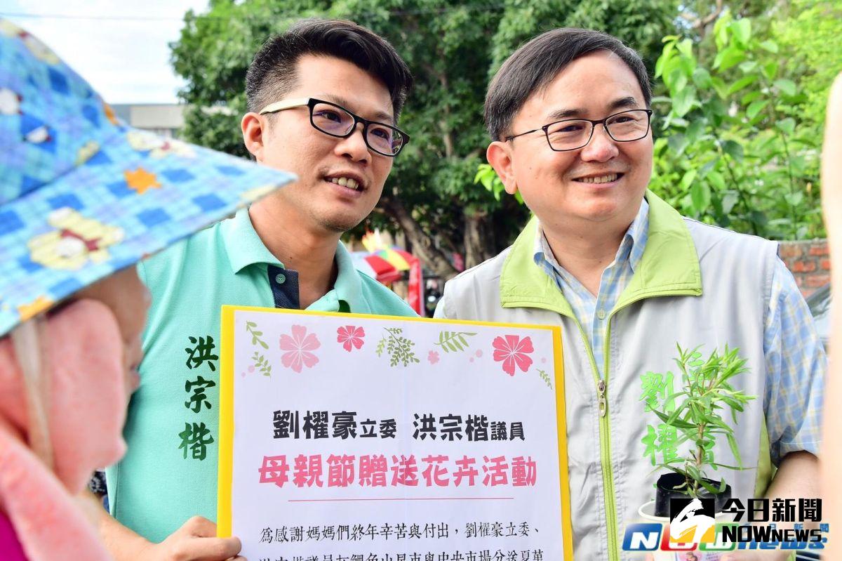 ▲今（13）日，劉櫂豪立委偕妻子林子煊、與洪宗楷議員一大早即前進鯉魚山以及中央市場，以贈送小盆栽的方式感念媽媽一年以來的辛勞。（圖／劉櫂豪服務處提供，2017. 05. 13.）