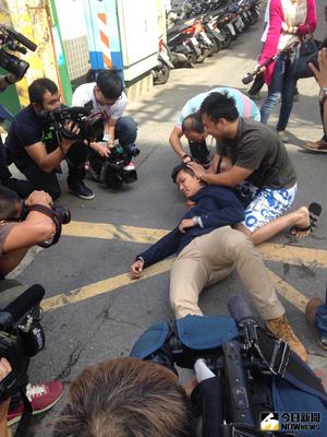 不慎打死賊　屋主解釋事發經過 海軍陸戰隊退伍的29歲何姓男子（右），26日晚間不慎打死闖住家的張姓竊賊，警方依過失致死罪嫌送辦。何男27日說明事發經過。（翻攝畫面）中央社　103年10月27日