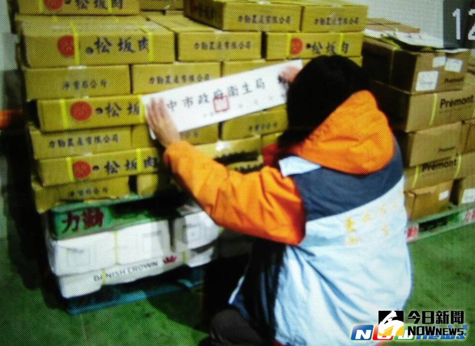 ▲衛生局稽查現場發現沒有張貼任何標示及逾期冷凍食品已當場封存，不得出貨販售。（圖／衛生局提供2017.5.5）