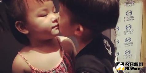 ▲飛飛（右）主動親妞妞，展現高超撩妹功力。（圖／翻攝自陳建州臉書，2017.05.12）