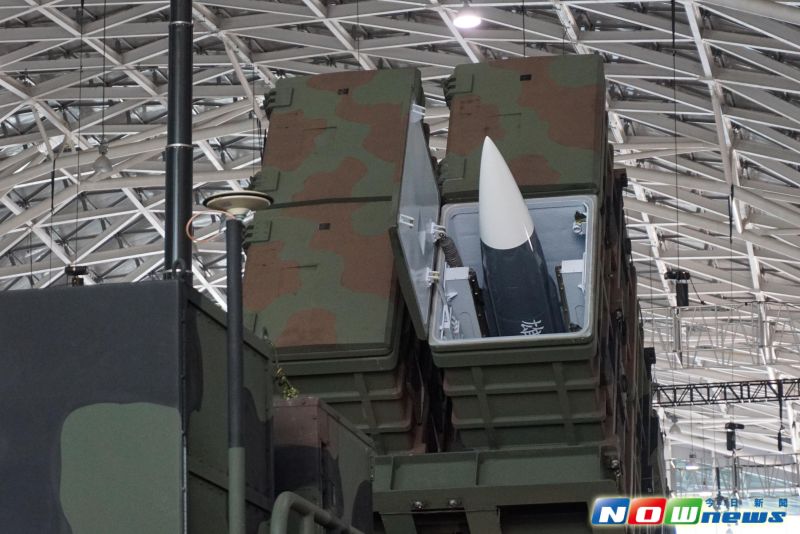 ▲第一屆「高雄國際海事船舶暨國防工業展」，中科院展出雄風三型反艦飛彈模型與發射箱。（圖／記者呂炯昌攝影）