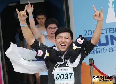 「2017中國信託台北101國際登高賽」7日在台北101登場，超過36個國家、4500名選手參與盛會，有參賽者將世大運吉祥物「熊讚」玩偶別在身上，宣傳世大運。中央社記者裴禛攝 106年5月7日