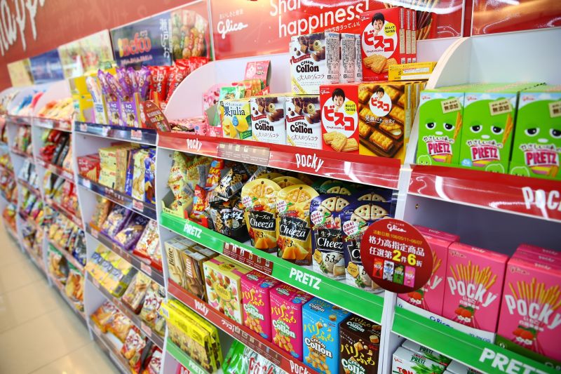 ▲OK超商與日本glico合作，由市府門市做為示範店，推出「個性化商品專區」，販售許多獨家商品，即日起祭出第2件6折優惠。（圖／OK超商提供）