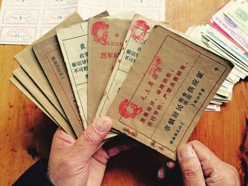 圖為5月6日蔣俊在收藏市場淘到的寶貝。