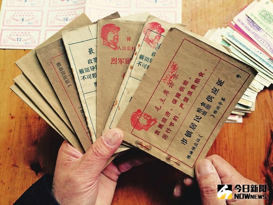 圖為5月6日蔣俊在收藏市場淘到的寶貝。