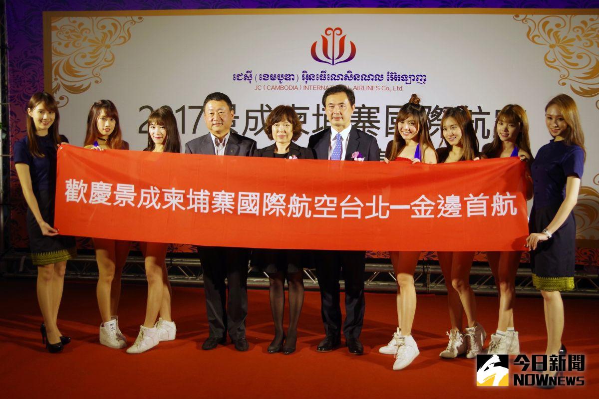 ▲景成柬埔寨國際航空宣布開航台北－金邊定期航線，首航班機今日抵達桃園機場。（圖／記者陳致宇攝）