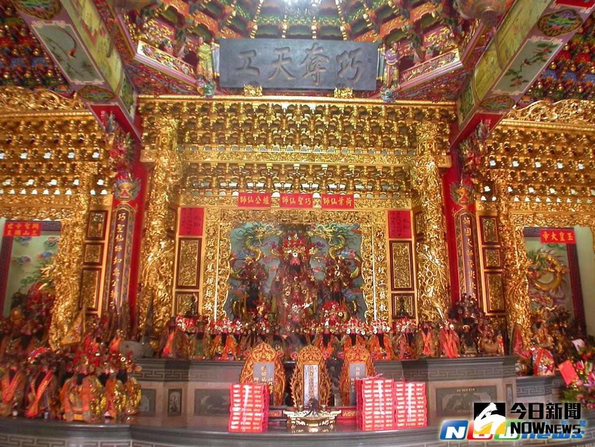 ▲正殿上方「巧奪天工」牌匾，為前清咸豐年間古物，看似浮雕實為陰刻。（圖／記者黃玿琮攝2017.05.27）