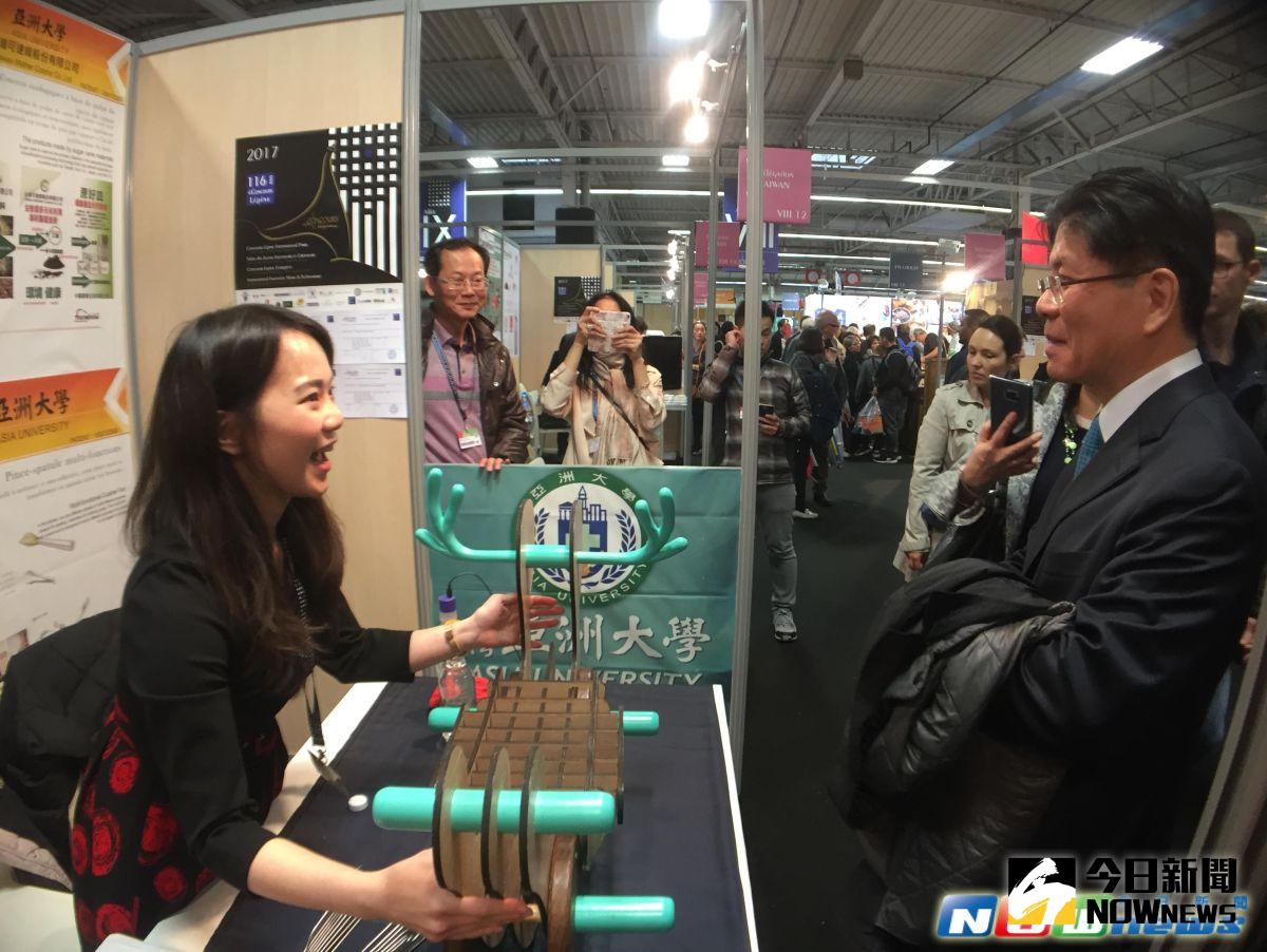 ▲亞大商設系朱以恬助理教授在巴黎國際發明展攤位前，向駐法大使張銘忠介紹亞大參賽作品。（圖／亞洲大學提供2017.5.8）