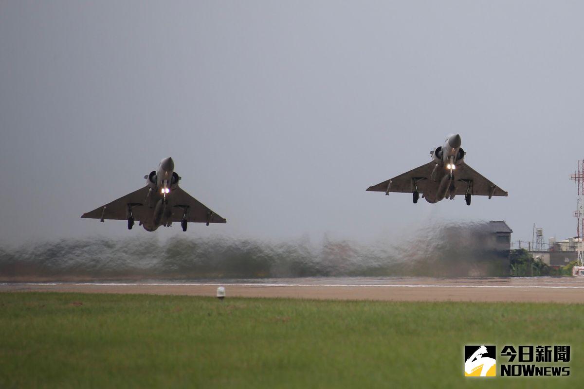 ▲空軍新竹基地幻象2000戰機22日以編隊起飛方式，執行漢光33號演習戰備轉場。（圖／軍聞社提供）